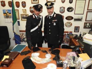 trastevere-kit-del-malvivente-sequestrato-dai-carabinieri-1