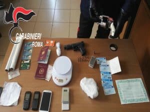 centro-le-pistole-la-droga-e-i-documenti-falsi-sequestrati-dai-carabinieri