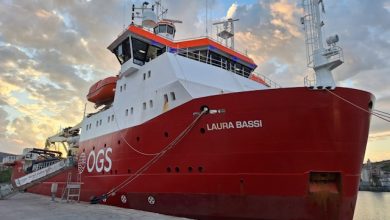 La rompighiaccio Laura Bassi nel canale navigabile di Trieste