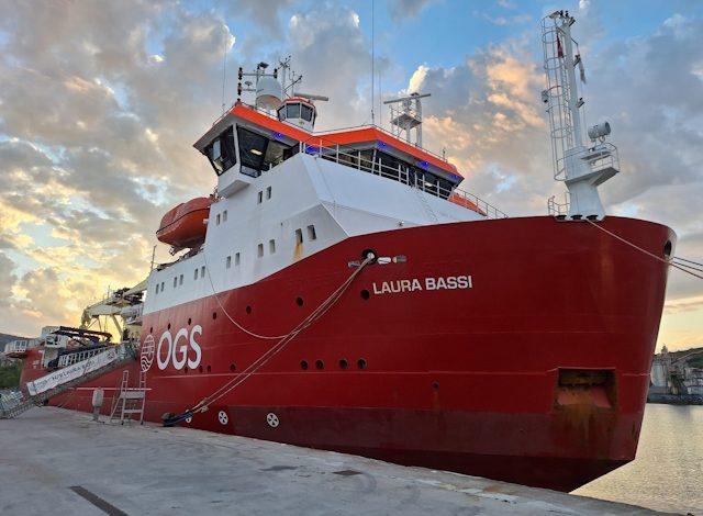 La rompighiaccio Laura Bassi nel canale navigabile di Trieste