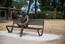 statua di Alberto Sordi a Villa De Sanctis